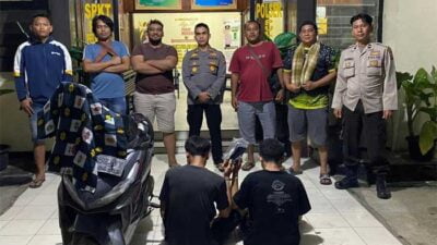 DUA PELAKU- Polisi perlihatkan dua terduga pelaku jambret bersama barang bukti di Polsek Pulau Punjung, Jumat (31/3/2023). (eko)