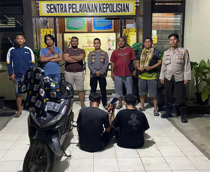 DUA PELAKU- Polisi perlihatkan dua terduga pelaku jambret bersama barang bukti di Polsek Pulau Punjung, Jumat (31/3/2023). (eko)