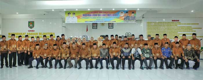 Foto bersama usai pelantikan pengurus Persatuan Wredatama Republik Indonesia (PWRI) Kabupaten Asahan masa bhakti 2023-2027, Kamis (9/3/2023) di kantor bupati. (kominfo)