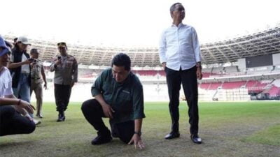 RUMPUT RUSAK-Ketua Umum PSSI, Erick Thohir dapati rumput Stadion GBK yang rusak karena ada konser di stadion itu. Erick Thohir mendatangi Stadion Utama Gelora Bung Karno (SUGBK), Jakarta, Senin (13/3/2023). (pssi)