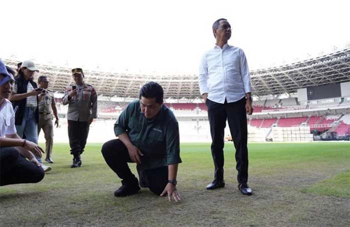 RUMPUT RUSAK-Ketua Umum PSSI, Erick Thohir dapati rumput Stadion GBK yang rusak karena ada konser di stadion itu. Erick Thohir mendatangi Stadion Utama Gelora Bung Karno (SUGBK), Jakarta, Senin (13/3/2023). (pssi)