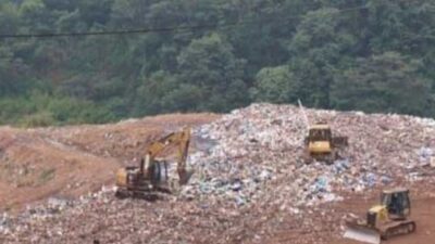 Alat berat bekerja di tempat pemprosesan akhir sampah (TPAS) Payakumbuh