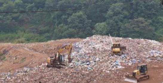 Alat berat bekerja di tempat pemprosesan akhir sampah (TPAS) Payakumbuh