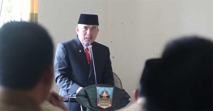 SERAH TERIMA- Sekretaris Daerah Kabupaten Dharmasraya, Adlisman pimpin serah terima camat Asam Jujuhan di aula kantor camat setempat, Selasa (7/3/2023).
