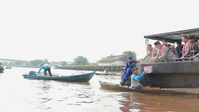 SEMBAKO- Kapolda Riau, Irjen Mohammad Iqbal bagikan sembako pada nelayan di Sungai Siak, Pekanbaru, Jumat (10/3/2023). (ist)