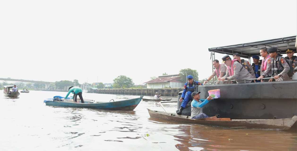 SEMBAKO- Kapolda Riau, Irjen Mohammad Iqbal bagikan sembako pada nelayan di Sungai Siak, Pekanbaru, Jumat (10/3/2023). (ist)
