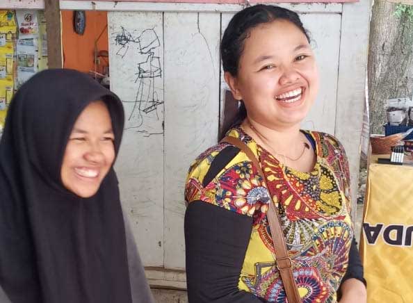 SENYUM-Pedagang di sekitar Istana Basa Pagaruyung, Sabtu (4/2/2023) tersenyum karena penjualan meningkat karena pelaksanaan balap sepeda Jelajah Cycling Series (JCS) Minangkabau 2023. (pemprov)