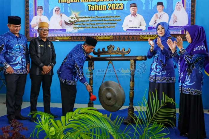 Wakil Bupati A.Zulqoini Syarif pukul gong sebagai pertanda dibukanya STQ tingkat Pesisir Barat, Senin (6/3/2023) di Gedung Serbaguna Guna (GSG) Selalaw Labuhan Jukung. (kominfo)