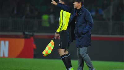 BERI INSTRUKSI-Pelatih Shin Tae-yong beri instruksi pada pemain pada laga terakhir grup A Piala AFC di Stadion Istiqlol, Fergana, Selasa (7/3/2023). (pssi)