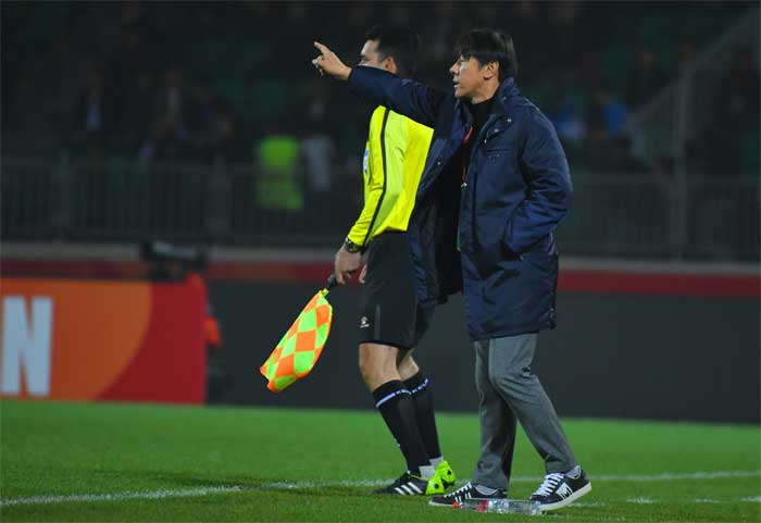 BERI INSTRUKSI-Pelatih Shin Tae-yong beri instruksi pada pemain pada laga terakhir grup A Piala AFC di Stadion Istiqlol, Fergana, Selasa (7/3/2023). (pssi)