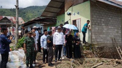 Bupati Epyardi Asda didampingi anggota Komisi V DPR, Athari Gauthi Ardi dan Ketua TP-PKK Emiko datangi lokasi banjir bandang di Nagari Surian, Jumat (24/3/2023)