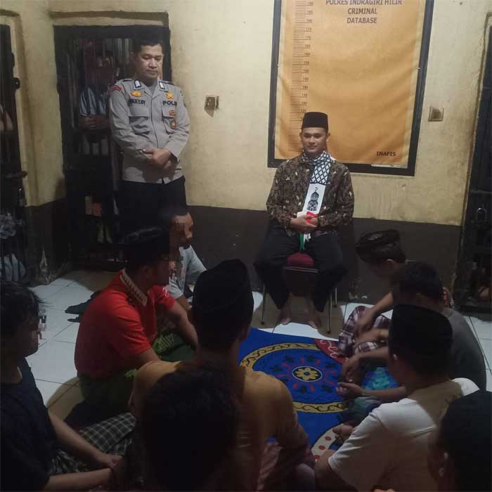Ustad beri tausiyah pada tahanan di Polres Inhil. (humas)
