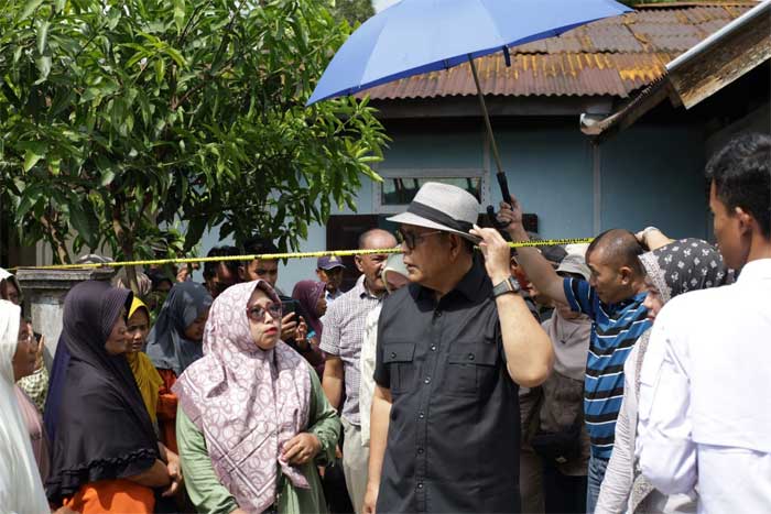 Bupati Solok Epyardi Asda bersama Ketua TP-PKK Emiko Epyardi Asda tinjau rumah yang terbakar di Kecamatan Kubung, Kamis (23/3/2023).