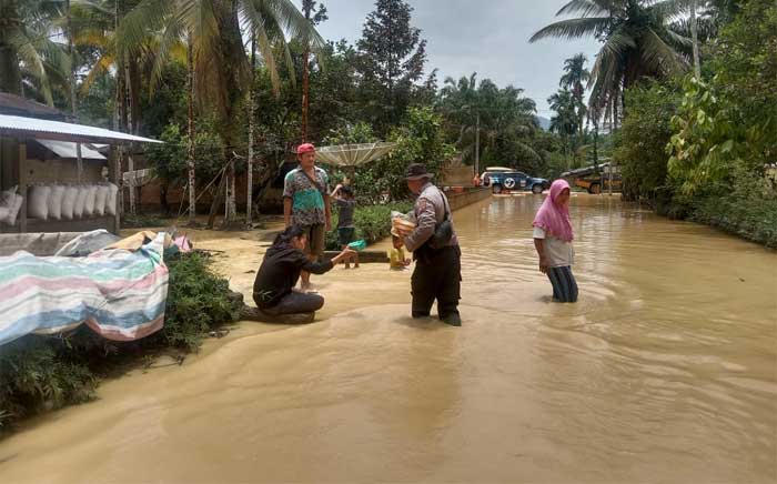 TERGENANG-Banjir genangi pemukiman warga di Kecamatan Timpeh, Jumat (10/3/2023). (ist)