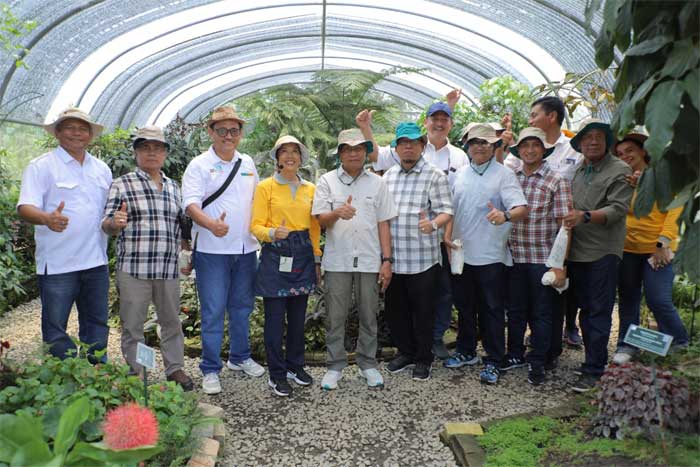 KUNJUNGI-Bupati Surya bersama Sekretaris Daerah, John Hardi Nasution kunjungi Taman Socfindo Conservation di Dolok Masihul, Kabupaten Serdang Bedagai, Sabtu (11/3/2023)