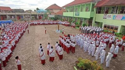 Pelaksanaan upacara bendera pada sebuah SD di Padang Panjang. (kominfo)