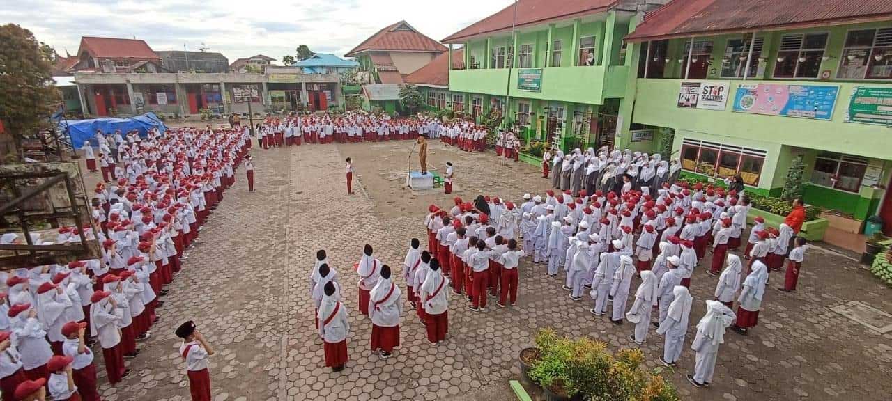Pelaksanaan upacara bendera pada sebuah SD di Padang Panjang. (kominfo)