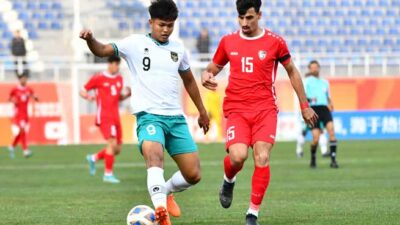 BEREBUT BOLA-Pemain Indonesia berebut bola dengan pemain Suriah di Piala AFC U-20 yang berlangsung di Uzbekistan. (pssi)