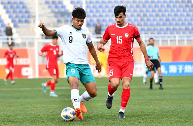 BEREBUT BOLA-Pemain Indonesia berebut bola dengan pemain Suriah di Piala AFC U-20 yang berlangsung di Uzbekistan. (pssi)