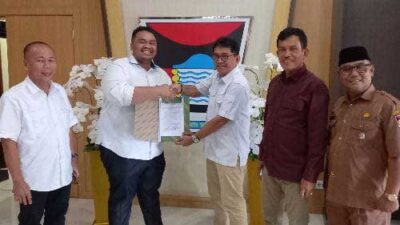 Dewan Pimpinan Daerah (DPD) PAN Padang menyerahkan berkas syarat pencalonan Wakil Wali Kota Elkos Albar, Senin (20/3/2023) di gedung dewan. (ist)