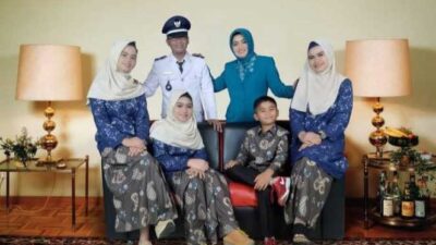 Walinagari Batang Barus Syamsul Azwar bersama keluarga