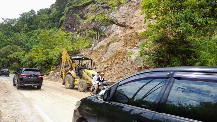 Alat berat dikerahkan untuk bersihkan sisa longsor