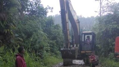 Alat berat pengganti yang didatangkan untuk pengerjaan jembatan Naai di Nias Utara