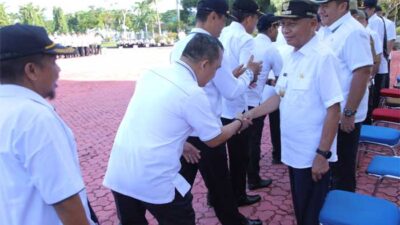 Bupati Surya bersalaman dengan jajaran ASN Pemkab Asahan