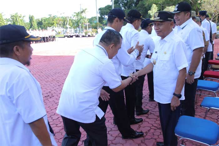 Bupati Surya bersalaman dengan jajaran ASN Pemkab Asahan