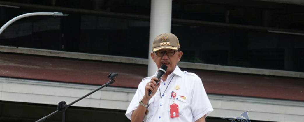 Bupati beri arahan dalam apel. (pesisirbaratkab.go.id)