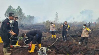 Saat Warga Berlebaran, Mereka Berjibaku Padamkan Api
