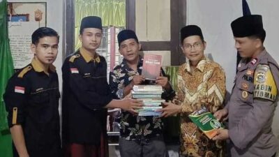 Sekretaris DPD Satupena Sumatera Barat Armaidi Tanjung, Jumat (21/4/2023) serahkan buku ke anggota Imasintoga