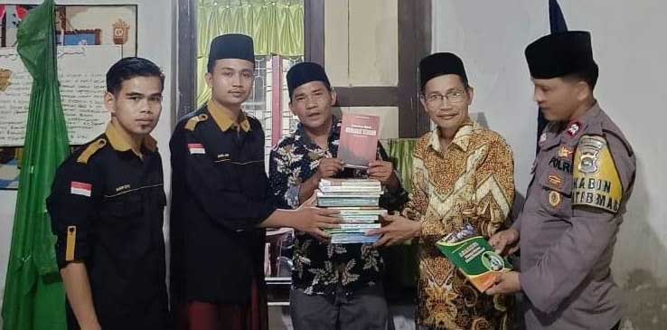 Sekretaris DPD Satupena Sumatera Barat Armaidi Tanjung, Jumat (21/4/2023) serahkan buku ke anggota Imasintoga
