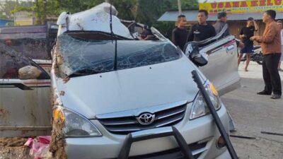 Mobil yang terlibat kecelakaan di Kampar. (riau.go.id)
