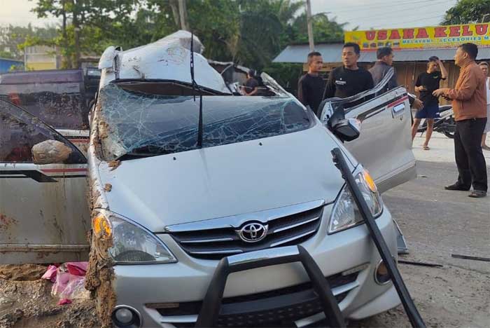 Mobil yang terlibat kecelakaan di Kampar. (riau.go.id)