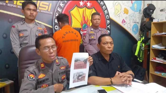 KETERAGAN PERS-Kasi Humas Polres Merauke berikan keterangan pers terkait kecelakaan yang mengakibatkan lima orang meninggal dunia, Senin (10/4/2023). (ist)