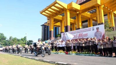 Kapolda Riau Irjen Mohammad Iqbal melepas secara simbolis pendistribusian 2.000 paket bantuan kemanusiaan untuk negeri, Selasa (4/4/2023).