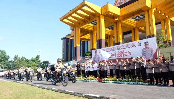 Kapolda Riau Irjen Mohammad Iqbal melepas secara simbolis pendistribusian 2.000 paket bantuan kemanusiaan untuk negeri, Selasa (4/4/2023).