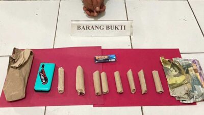 BARANG BUKTI-Polisi mengamankan sejumlah barang bukti dari penangkapan seorang petani yang diduga jual ganja, Sabtu (1/4/2023) malam di Bayur. (ist)