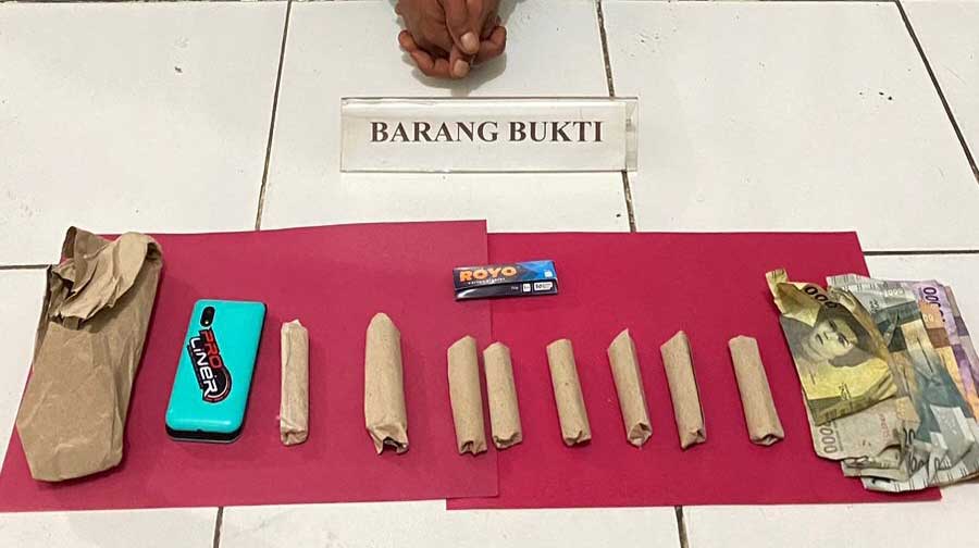 BARANG BUKTI-Polisi mengamankan sejumlah barang bukti dari penangkapan seorang petani yang diduga jual ganja, Sabtu (1/4/2023) malam di Bayur. (ist)