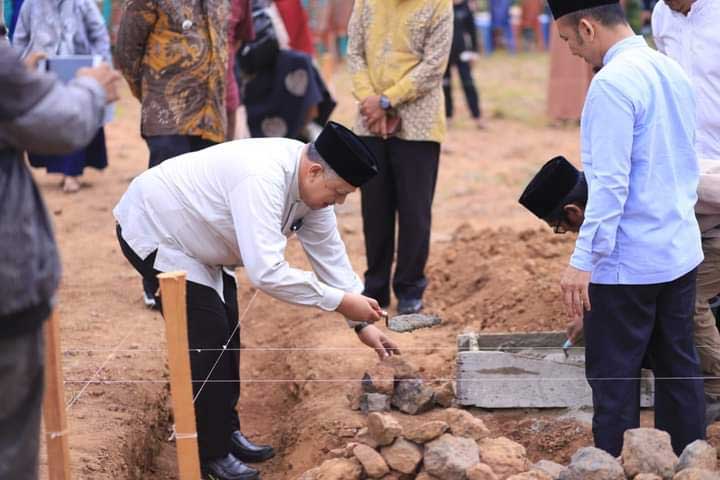 Peletakan batu pertama pembangunan masjid