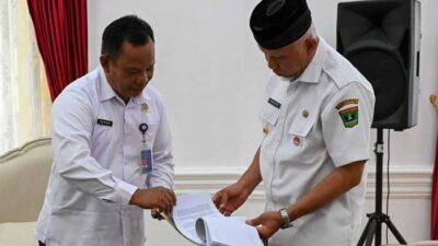 Gubernur terima laporan tentang prediksi cuaca. (adpsb)