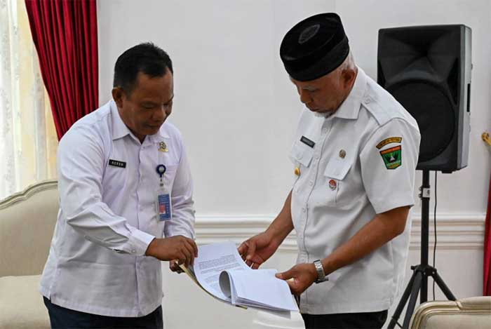 Gubernur terima laporan tentang prediksi cuaca. (adpsb)