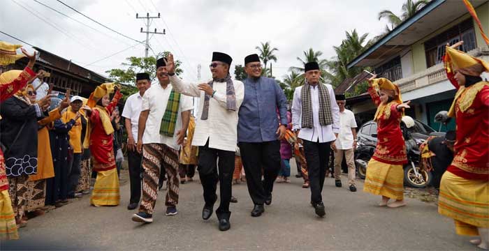 Bupati Eka Putra sapa warga. (prokopim)
