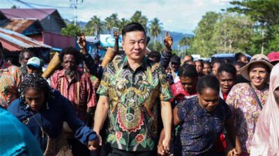 Bupati Freddy Thie bersama warga ketika kunjungi perkampungan di Kaimana