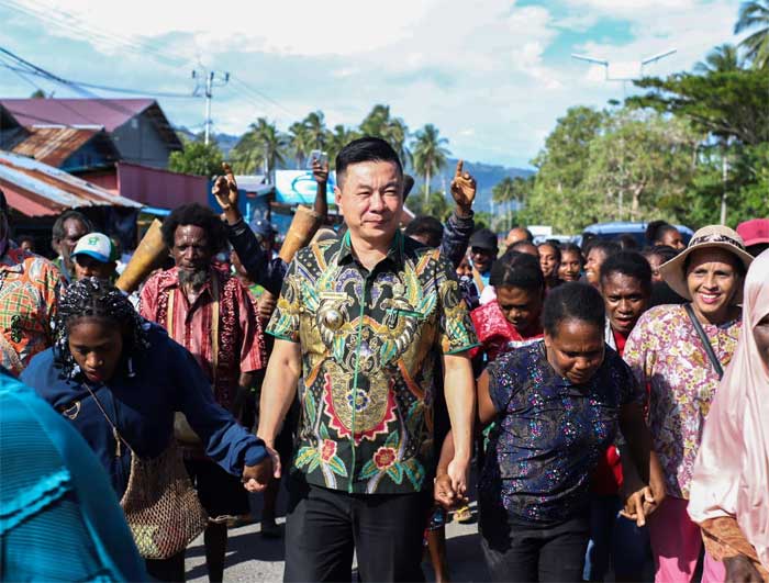 Bupati Freddy Thie bersama warga ketika kunjungi perkampungan di Kaimana