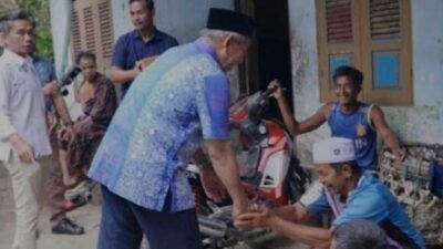 Penjabat Bupati Kampar, Kamsol serahkan bantuan pada masyarakat kurang mampu di Rumbio Jaya.