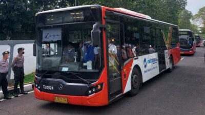 Bus membawa WNI yang dievakuasi dari Sudan ke Asrama Haji Pondok Gede. (riau.go.id)