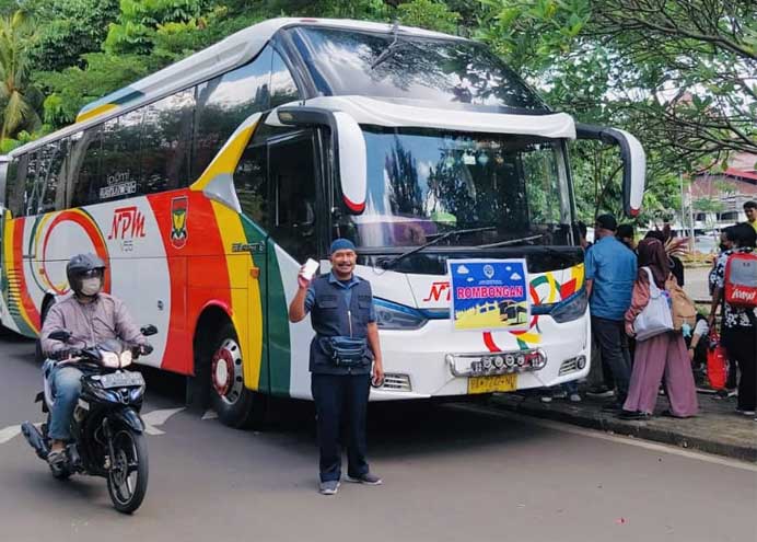 Bus yang membawa mahasiswa ke Padang Panjang