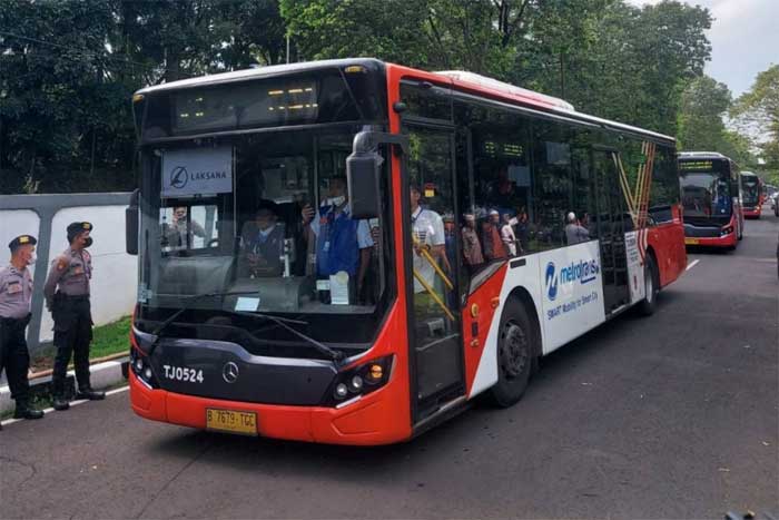 Bus membawa WNI yang dievakuasi dari Sudan ke Asrama Haji Pondok Gede. (riau.go.id)